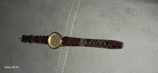 Reloj de pulsera dorado y marrón