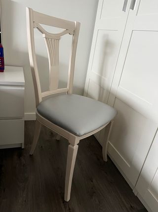 Silla de madera blanco roto y gris.