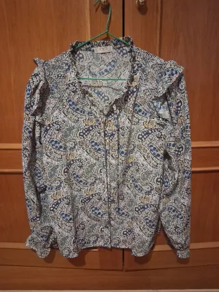 Blusa LOFT Talla M Estampada Volantes