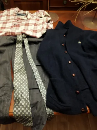 Lote Ropa Chico: Camisa, Corbata, Chaqueta, vaquer