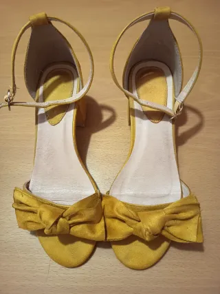 Sandalias mostaza con lazo