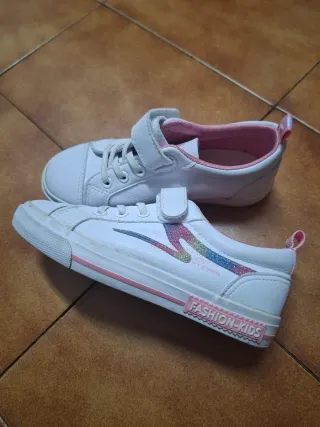 Zapatillas Blancas y Rosas Niña. La TALLA: 33