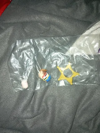 Disney Tsum Tsum Toy Story Woody, Hamm y Insignia