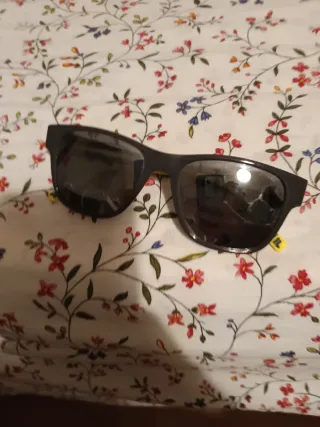 Gafas de sol negras y amarillas