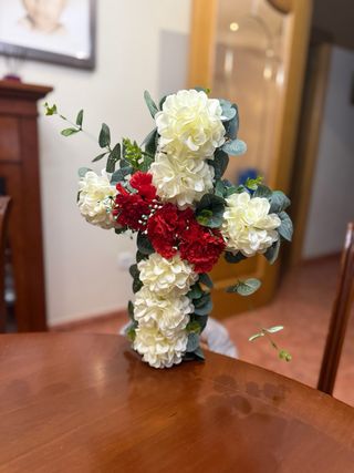 Decoración Cruz Flores Rojas y Blancas