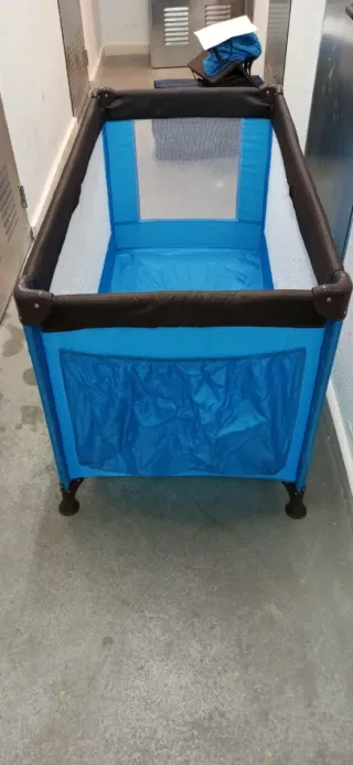 Cuna de viaje azul y marrón