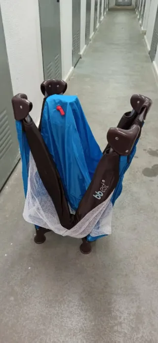 Cuna de viaje azul y marrón