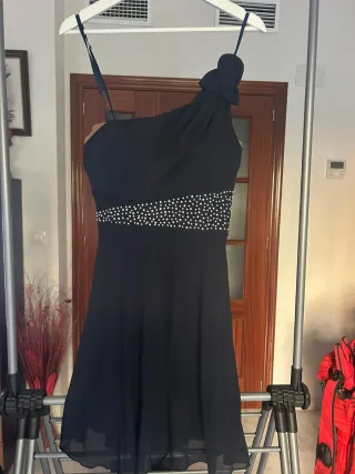 Vestido de fiesta azul marino con pedrería