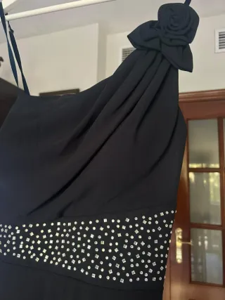 Vestido de fiesta azul marino con pedrería