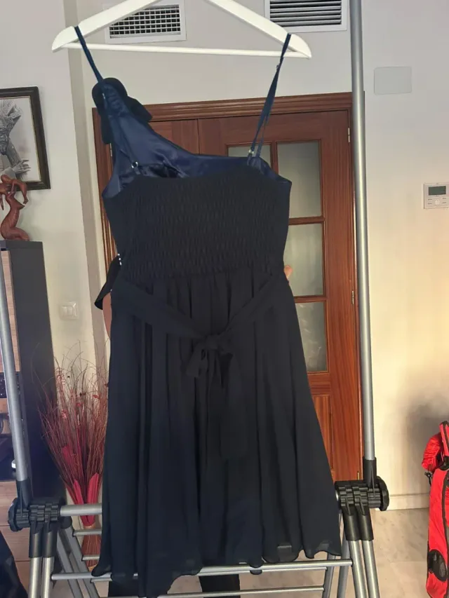 Vestido de fiesta azul marino con pedrería