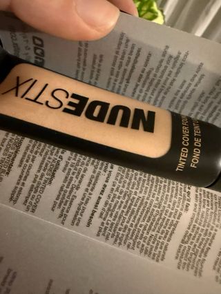 Base de maquillaje Nudestix tono Nude 2