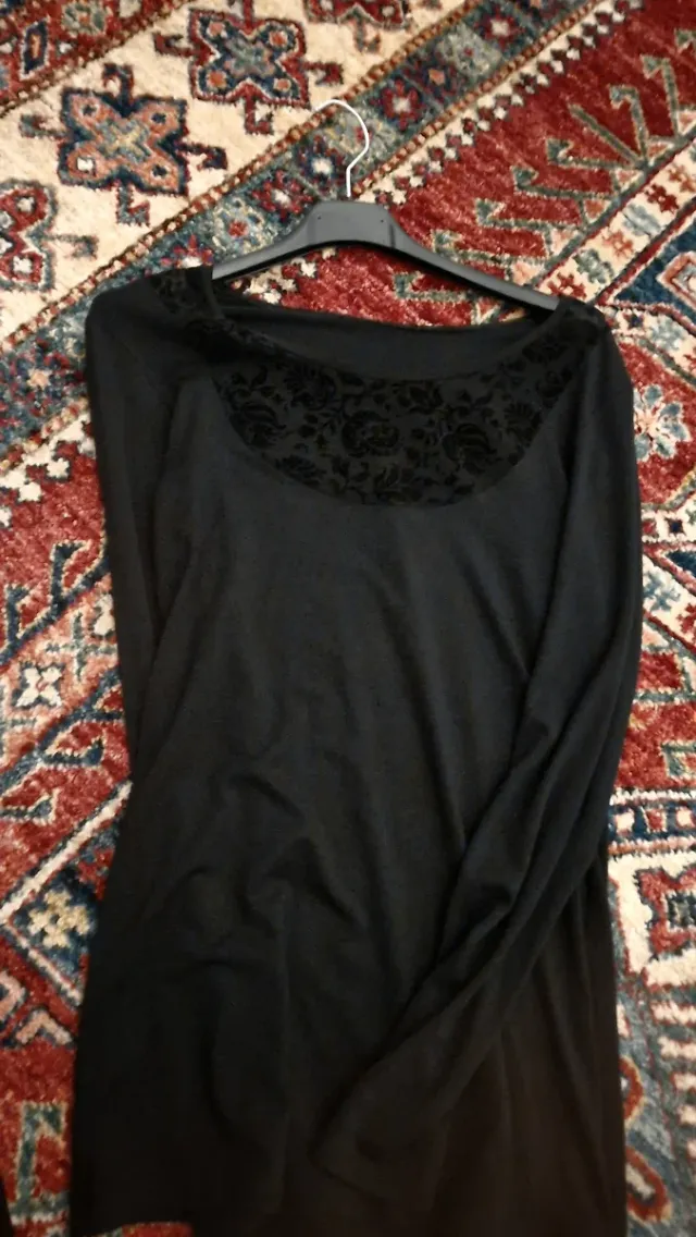 Maglia nera elegante maniche lunghe