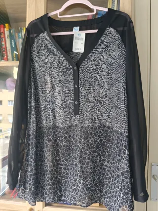 Blusa manga larga negra estampado blanco Talla 48