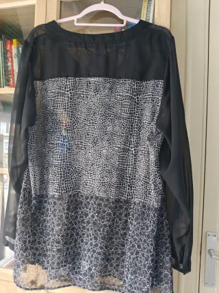 Blusa manga larga negra estampado blanco Talla 48