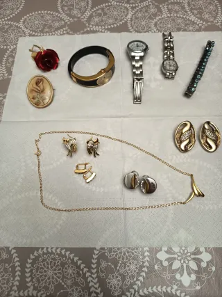  Bisutería: Reloj, Pendientes , broches marca nose