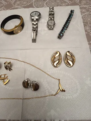  Bisutería: Reloj, Pendientes , broches marca nose