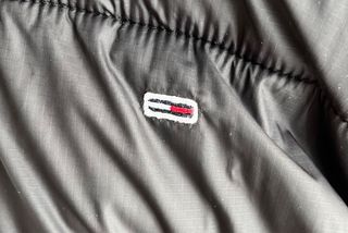 Piumino corto Tommy Jeans con cappuccio