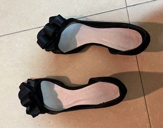 Zapatos planos negros con lazo