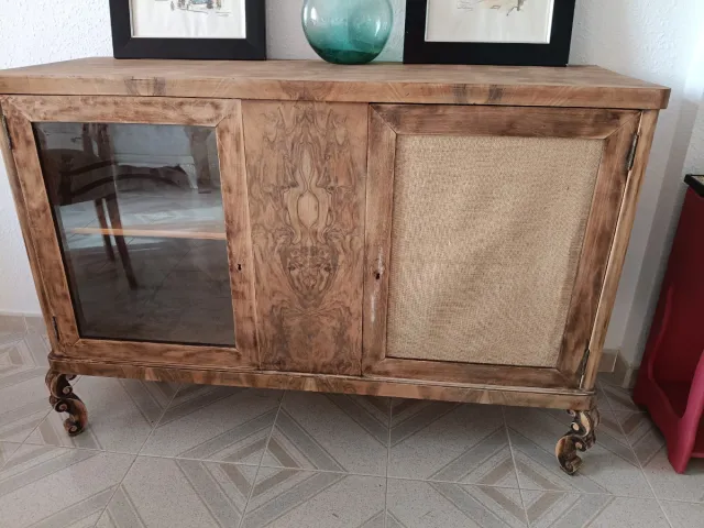 Aparador de madera con cristal y yute