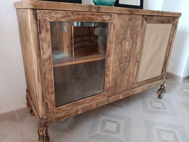 Aparador de madera con cristal y yute