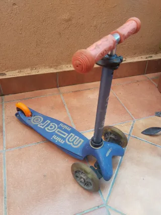 Patinete Micro Mini azul y naranja para niños 