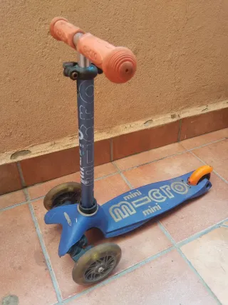 Patinete Micro Mini azul y naranja para niños 