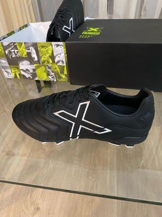 Botas de fútbol Munich negras. talla 39