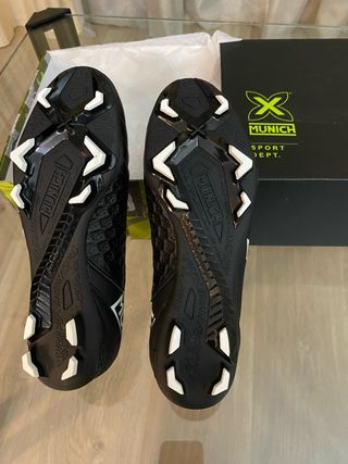 Botas de fútbol Munich negras. talla 39