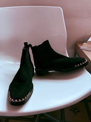 Botines RAS Negros con Tachuelas Doradas