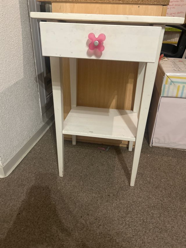 Mesita de noche blanca con tirador rosa