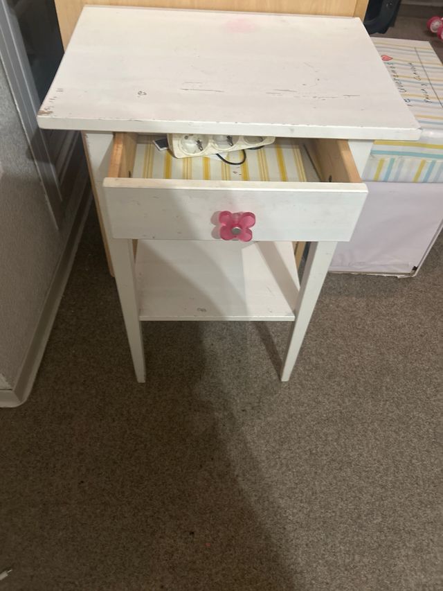 Mesita de noche blanca con tirador rosa