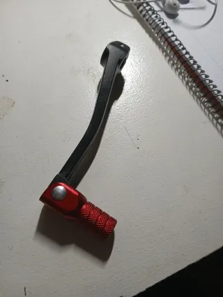 Pata de cambios de moto roja y negra