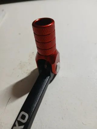 Pata de cambios de moto roja y negra