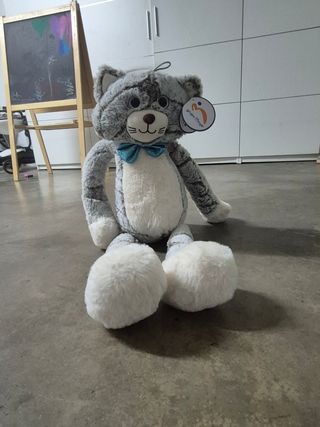 Peluche gato gris con pajarita azul