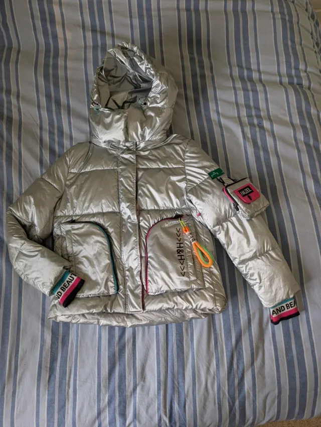 Cazadora plateada con detalles