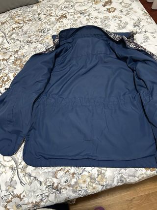 Parka reversible estampada y azul marino