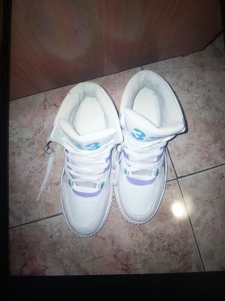 Zapatillas Baloncesto Blancas y Moradas Talla 41