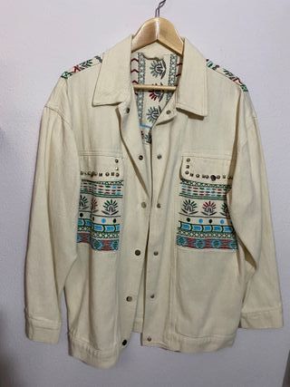 Chaqueta vaquera bordada beige