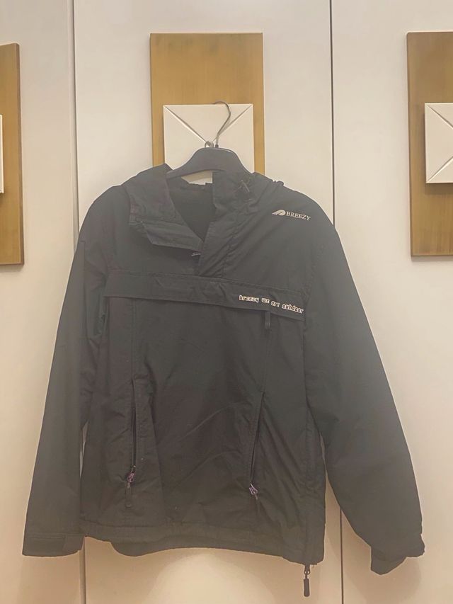 Chaqueta Breezy Negra con Capucha