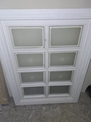 Ventana antigua madera vidrios emplomados
