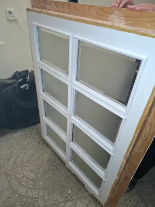 Ventana antigua madera vidrios emplomados