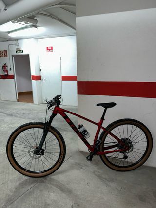 Bicicleta de montaña roja