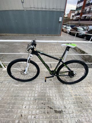 Bicicleta de Montaña Negra y Verde