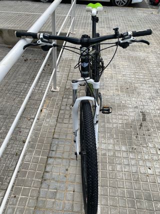 Bicicleta de Montaña Negra y Verde
