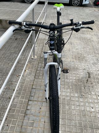 Bicicleta de Montaña Negra y Verde