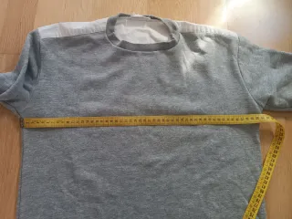 Vestido Sudadera Gris con Camisa Blanca