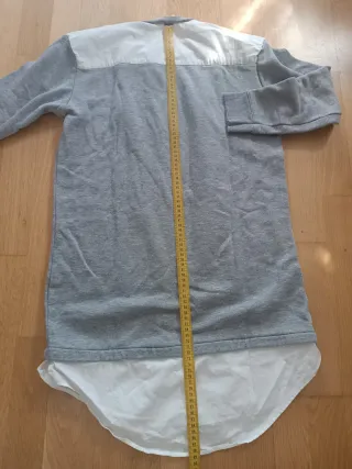 Vestido Sudadera Gris con Camisa Blanca