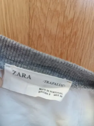 Vestido Sudadera Gris con Camisa Blanca