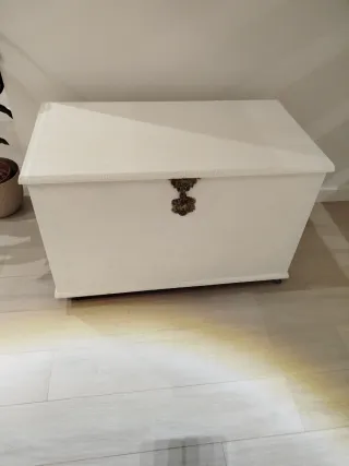 Baúl de madera tallado blanco