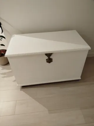 Baúl de madera tallado blanco